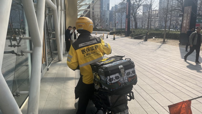Na imagem, entregador da Meituan em Pequim