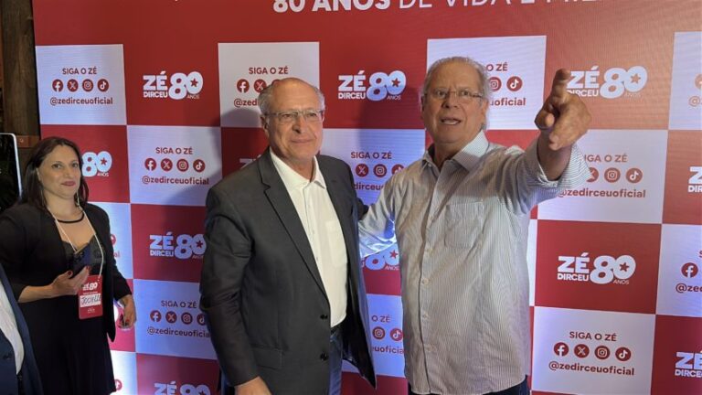 Geraldo Alckmin, vice-presidente da República, e José Dirceu, ex-ministro da Casa Civil, durante festa de aniversário de 80 anos do petista