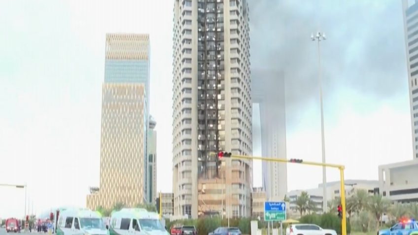 Incêndio na sede do Instituto Público de Segurança Social do Kuwait, depois de o edifício ter sido atingido por um suposto drone, em meio a uma onda de ataques aéreos iranianos contra o país neste domingo (8.mar.2026)