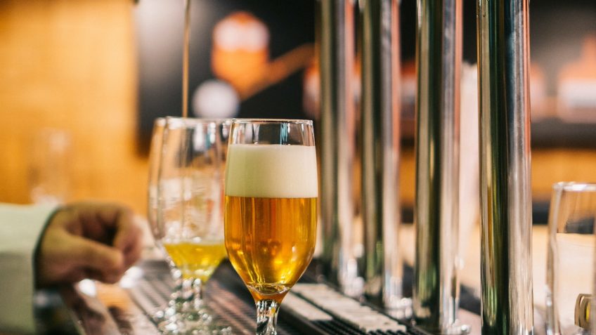 cerveja sendo servida