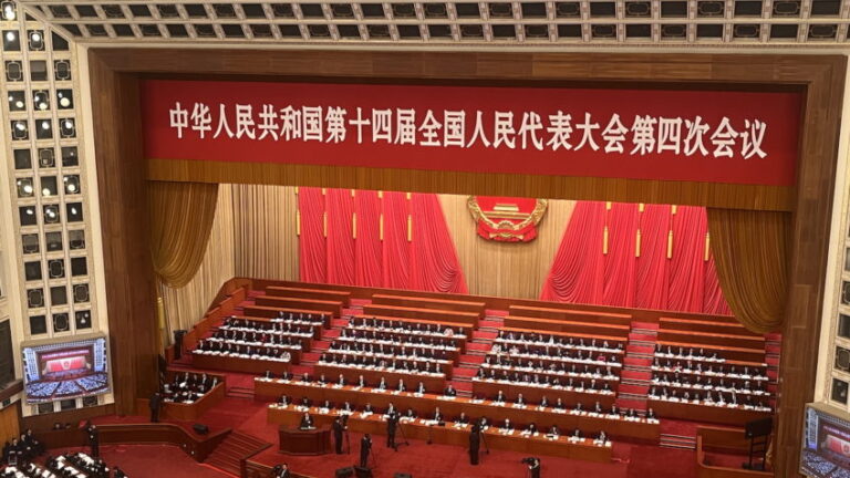 Na imagem, o Grande Salão do Povo durante a leitura do primeiro-ministro, Li Qiang, sobre as metas econômicas de 2026