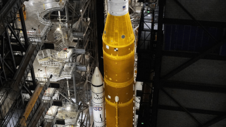 O transportador de rastreadores 2 da NASA, transportando o foguete Artemis II SLS (Sistema de Lançamento Espacial) da NASA com a espaçonave Orion no Centro Espacial Kennedy da NASA, na Flórida