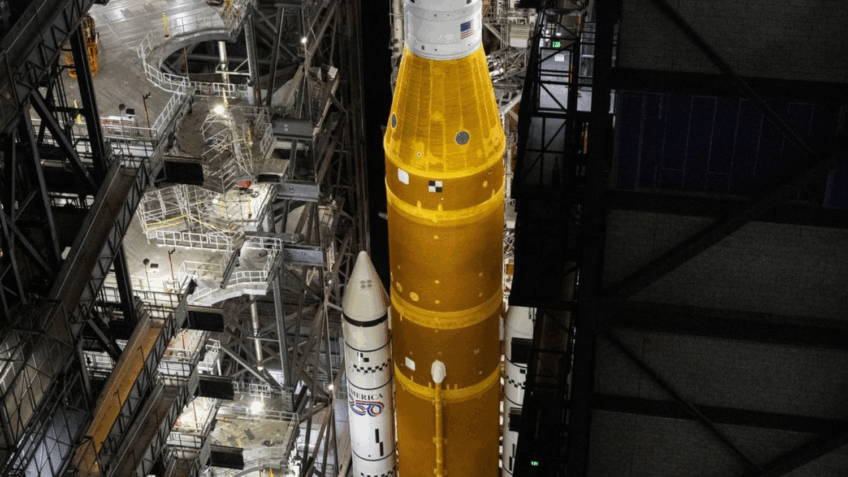 O transportador de rastreadores 2 da NASA, transportando o foguete Artemis II SLS (Sistema de Lançamento Espacial) da NASA com a espaçonave Orion no Centro Espacial Kennedy da NASA, na Flórida
