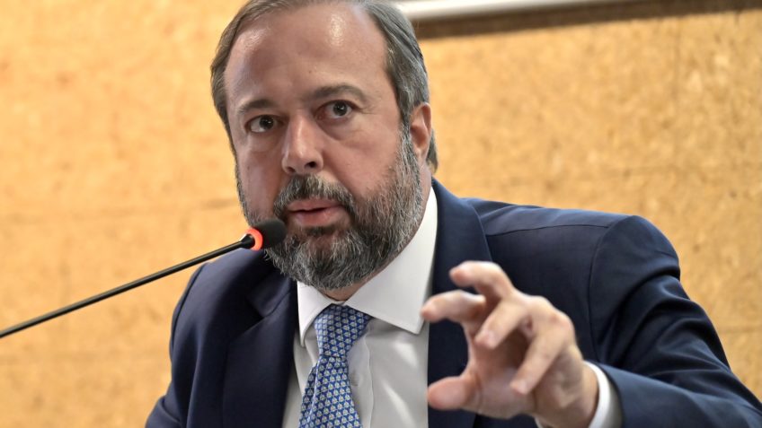 Na imagem, o ministro de Minas e Energia, Alexandre Silveira (PSD), durante entrevista a jornalistas