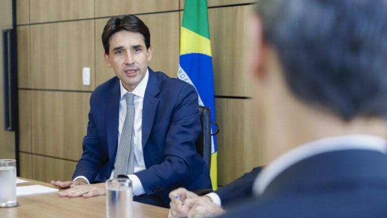 Na imagem, o ministro de Portos e Aeroportos, Silvio Costa Filho (Republicanos-PE), durante reunião com CEO da Embraer, em Brasília (DF)