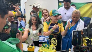 Сторонники поют поздравления Болсонару у дверей больницы