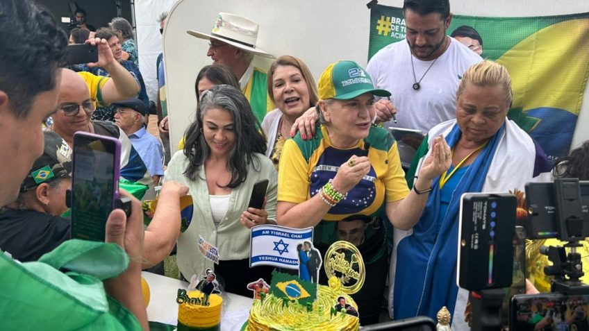 Manifestantes reunidos no gramado do hospital de Brasília, onde Bolsonaro está internado desde 13 de março