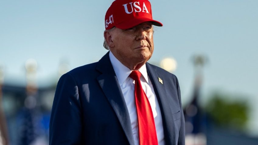 O republicano disse que os EUA "estão usando a mesma tecnologia e capacidade de mísseis empregadas contra traficantes de drogas para eliminar permanentemente qualquer barco ou navio que tente minar o Estreito de Ormuz"