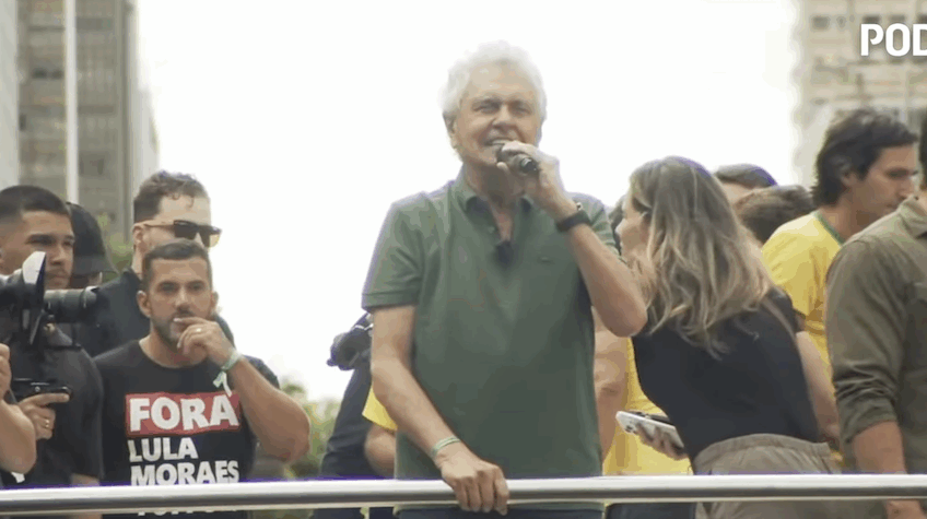 Governador de Goiás, Ronaldo Caiado, discursa em manifestação "Acorda Brasil"