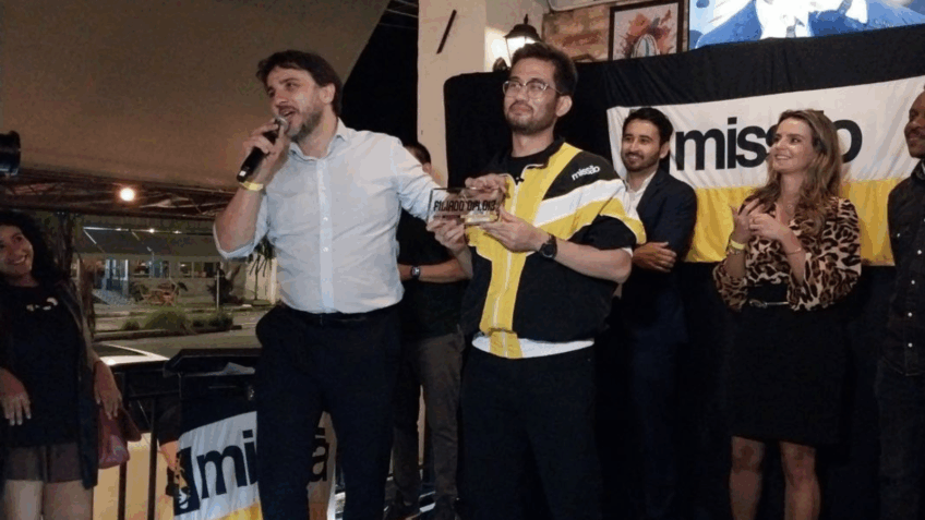 Флавио — «вор» и представляет «коррумпированные правые», говорит Ренан Сантос.