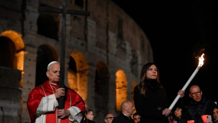 Лев 14 несет деревянный крест на Виа Сакра в Риме.