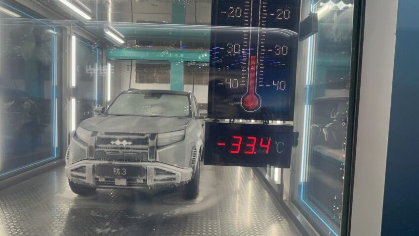 Carro da BYD em freezer de -33,4 graus para teste de recarga rápida