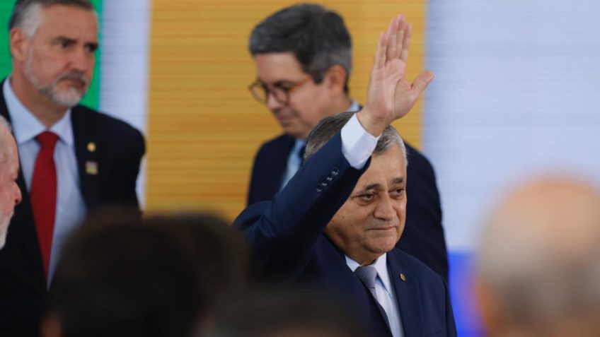 José Guimarães, ministro da SRI, em cerimônia no Palácio do Planalto
