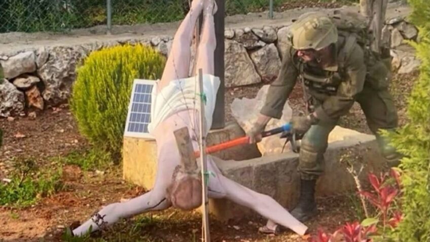 Imagem confirmada por Israel como real mostra soldado israelense depredando uma estátua de Cristo no sul do Líbano