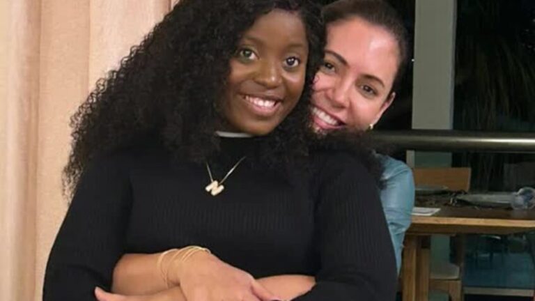 A ex-primeira-dama Michelle Bolsonaro publicou foto em que aparece abraçada com a cantora gospel Nair Nany, no domingo (26.abr.2026)