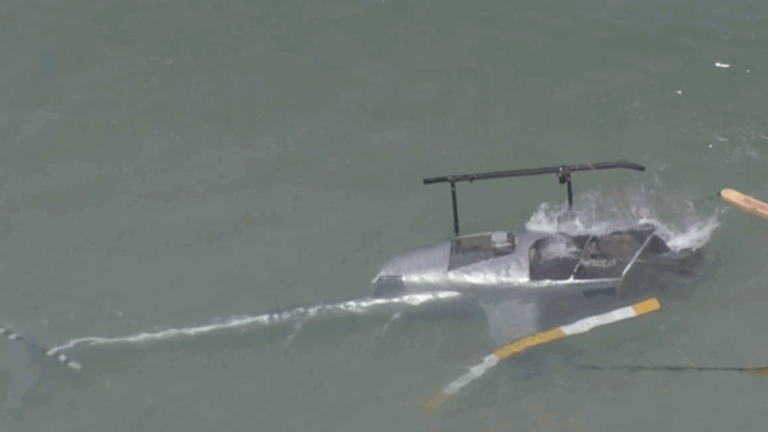 Na imagem, o helicóptero dentro do mar depois da queda