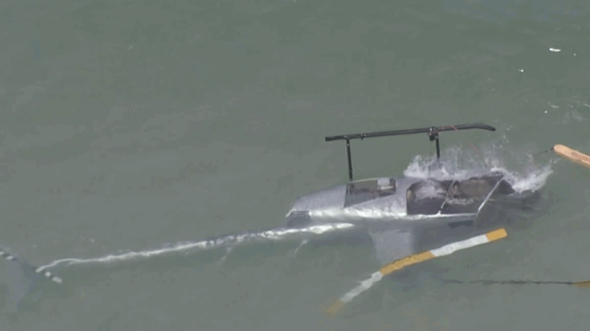 Na imagem, o helicóptero dentro do mar depois da queda