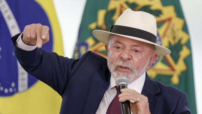 O presidente Luiz Inácio Lula da Silva (PT) assinou, durante ato no Palácio do Planalto nesta 3ª feira (28.abr.2026) o decreto do acordo de comércio entre a União Europeia e o Mercosul. O Congresso promulgou o tratado em 17 de março. O acordo começa a valer de maneira gradual a partir de 1º de maio de 2026.