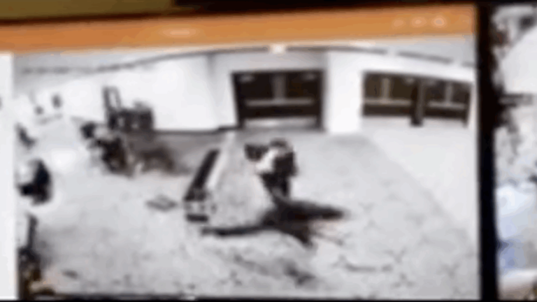 Трамп опубликовал видео, на котором мужчина ломает барьер в отеле Hilton