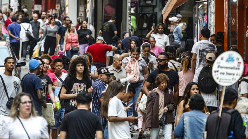 Movimento no comércio de São Paulo na rua 25 de Março