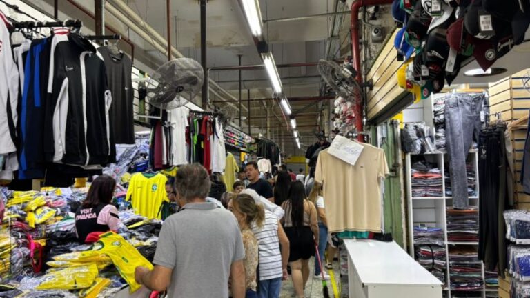 A escala 6x1 é comum em setores como comércio, supermercados, hotelaria e serviços; na imagem, comérico na 25 de Março, São Paulo