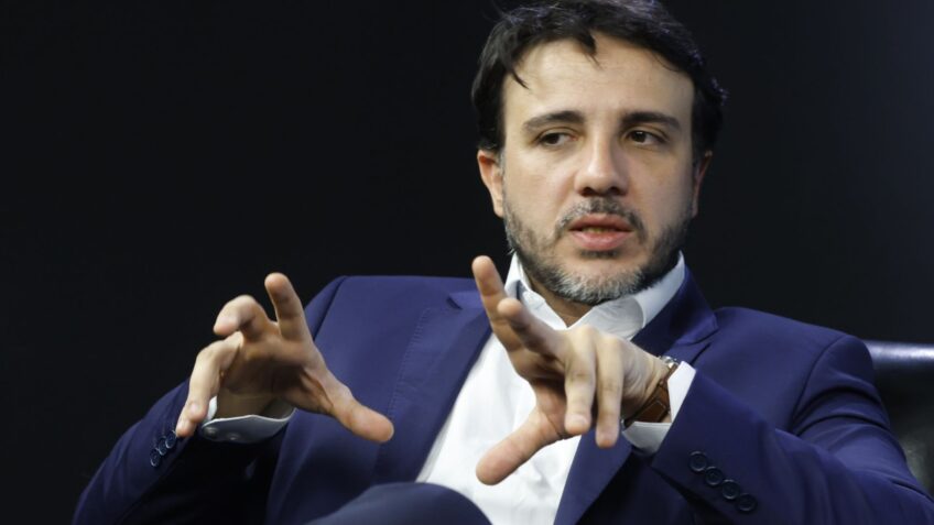 Na imagem, o pré-candidato Renan Santos (Missão-SP) em entrevista ao Poder360