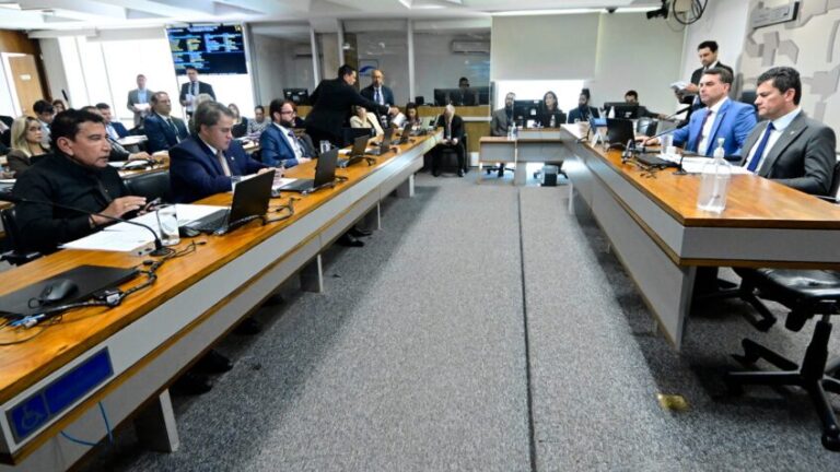 A Comissão de Segurança Pública do Senado aprovou a proposta que regulamenta a carreira e autoriza o porte de arma para agentes de trânsito