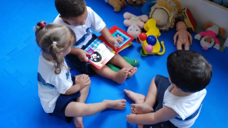 crianças brincam em escolas