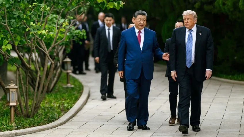 Xi Jinping (à esq.) e Donald Trump (à dir.) durante visita ao jardim do complexo de Zhongnanhai, residência oficial de Xi
