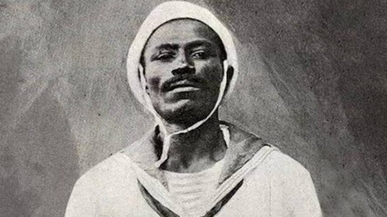 o marinheiro João Cândido, reconhecido como líder da Revolta da Chibata, que pedia o fim dos castigos físicos na Marinha em 1910