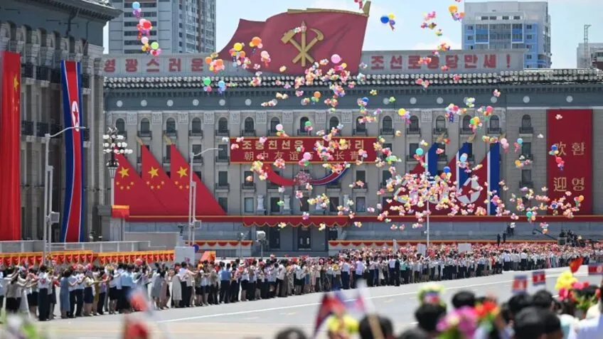 Na imagem, recepção do presidente da China, Xi Jinping, em Pyongyang
