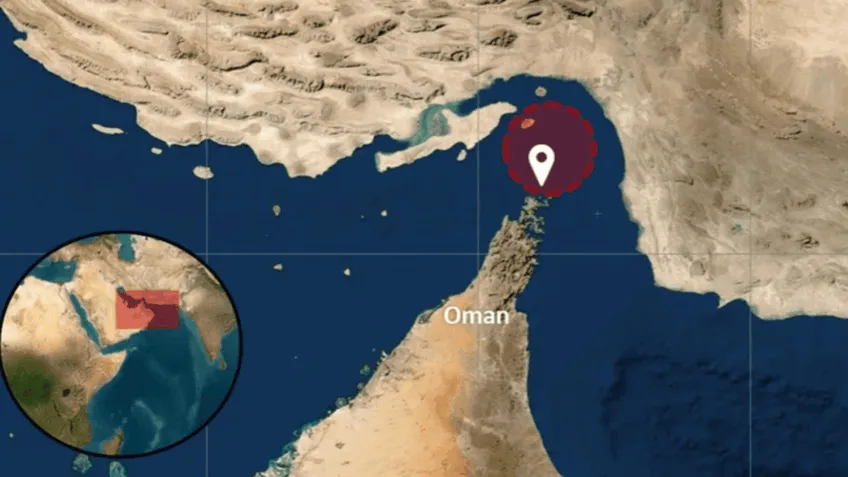 Localização do navio que pegou fogo no Estreito de Ormuz
