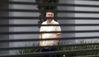 Защита Болсонару отрицает серьезные проступки и требует содержания дома