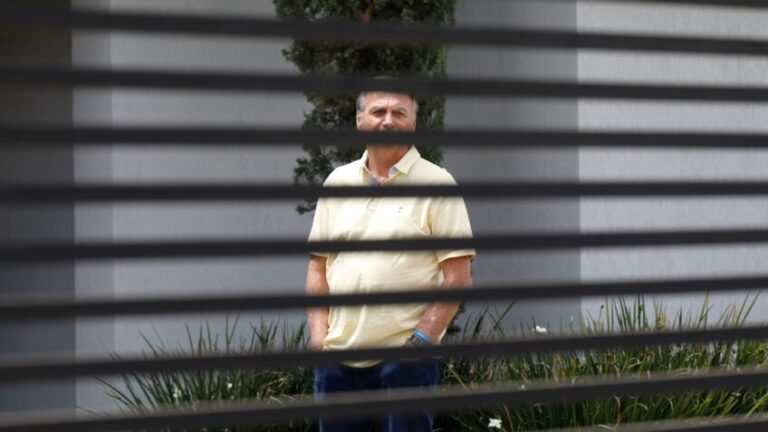 Na imagem, Bolsonaro em casa em 3 de setembro de 2025; ex-presidente retornou ao local para cumprir prisão domiciliar