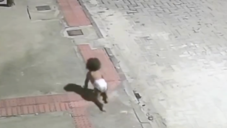 Motociclista encontra bebê engatinhando em rua no ES; assista