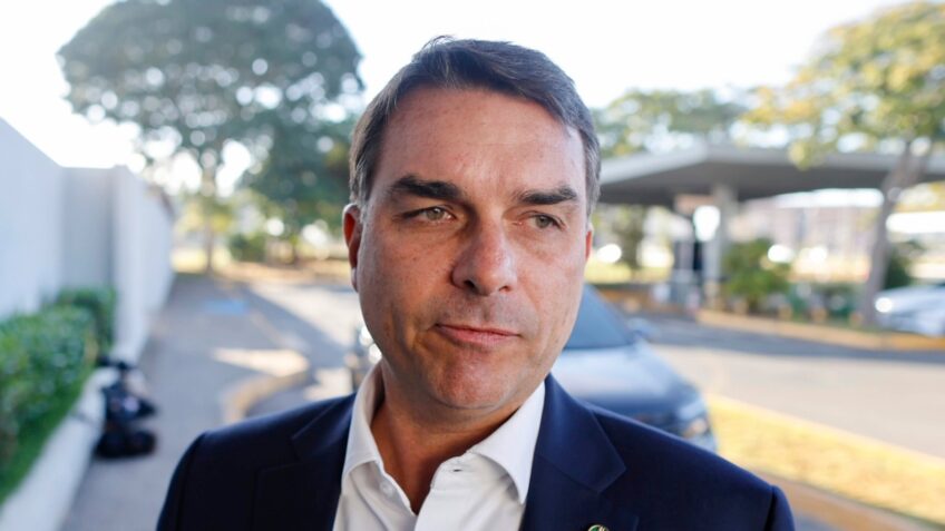 Senador Flávio Bolsonaro, pré-candidato à presidência da república, no embarque executivo do aeroporto de Brasília.