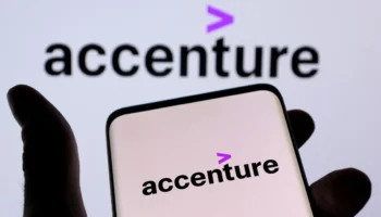 Accenture внедряет новую модель повышения заработной платы, балансируя базовую зарплату с единовременными выплатами