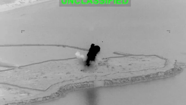 Na imagem, sistema de defesa dos EUA neutraliza drones e mísseis lançados pelo Irã