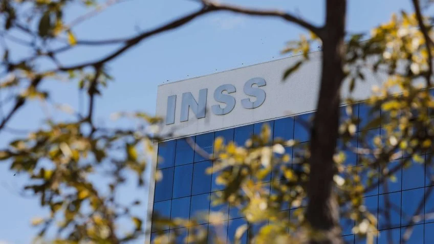 Segundo as investigações, os valores desviados do INSS eram usados para pagar “vantagens indevidas” a agentes públicos e políticos