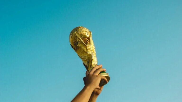 Taça parecida com a da Copa do Mundo