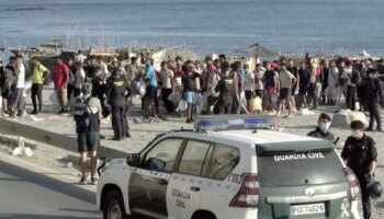 На видео видно, как иммигранты покидают пляж в Сеуте