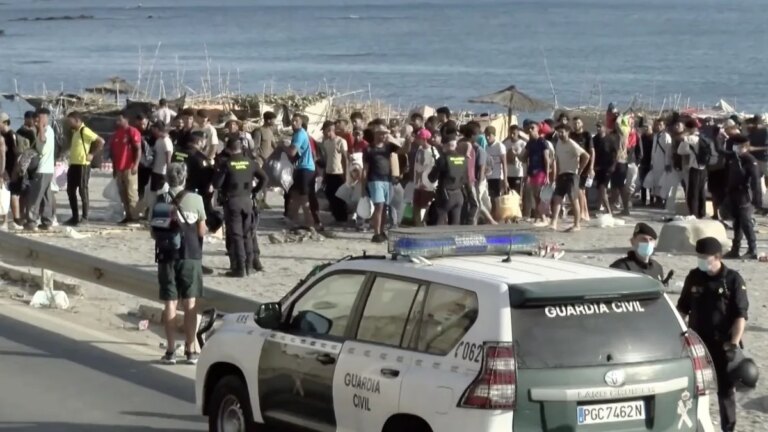 Imigrantes deixando praia em Ceuta