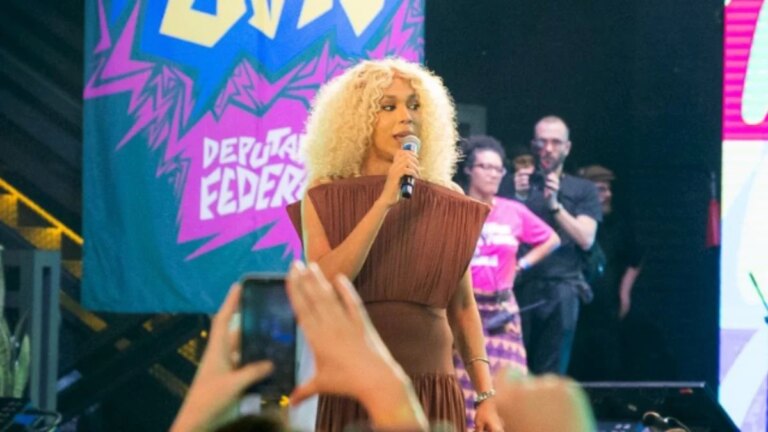 Na imagem, Erika Hilton (Psol) em evento de lançamento em São Paulo. Erika disputa em 2026 seu 2º mandato na Câmara dos Deputados. Ela foi eleita em 2022 por São Paulo com 256.903 votos